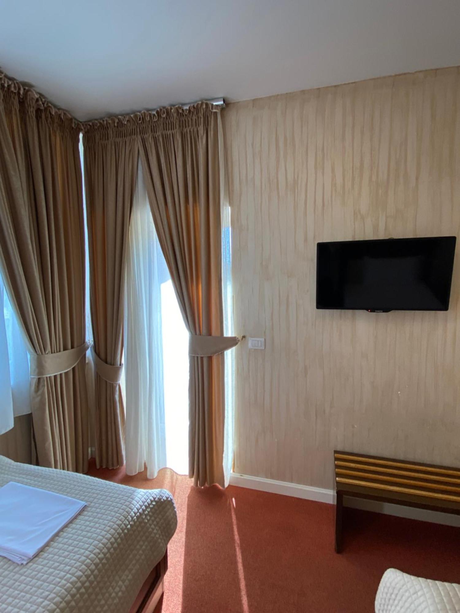 Rozafa Hotel Shkoder Exterior photo