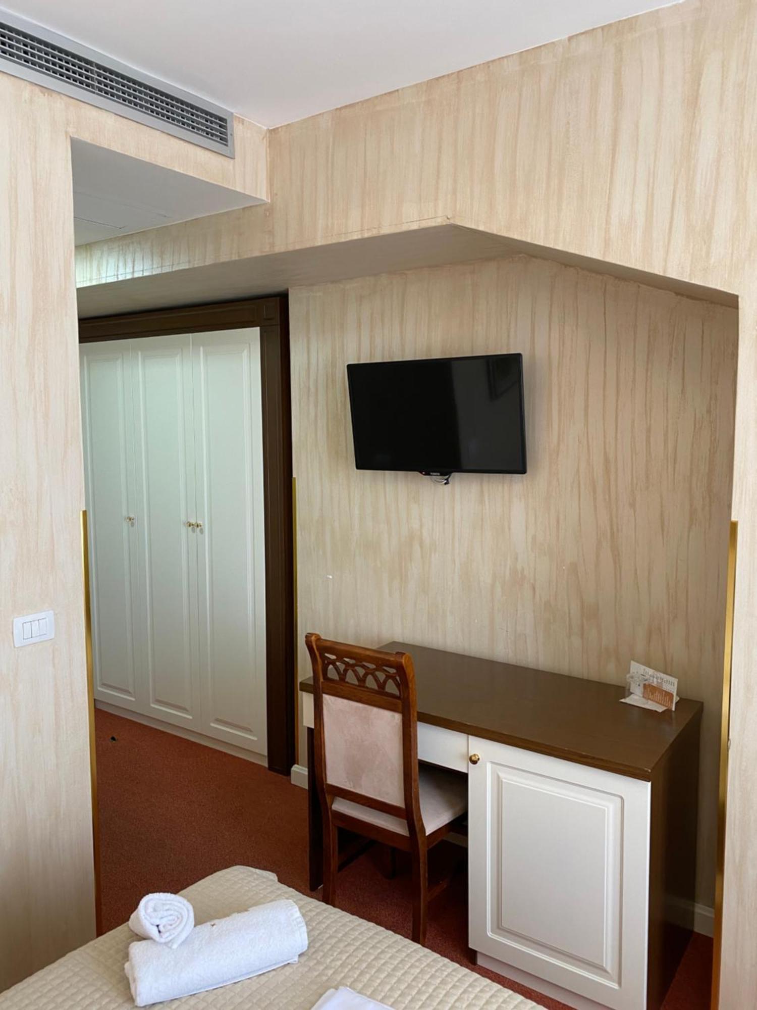 Rozafa Hotel Shkoder Exterior photo