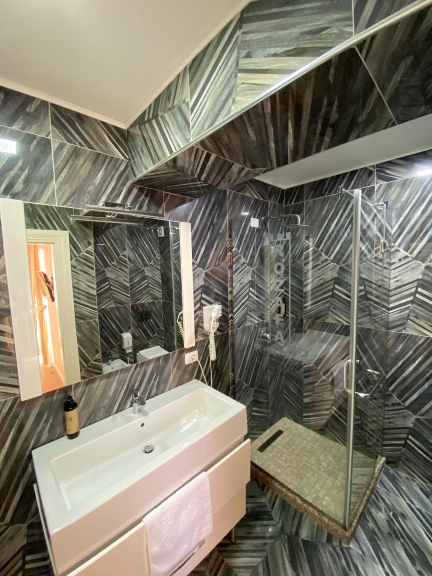 Rozafa Hotel Shkoder Exterior photo